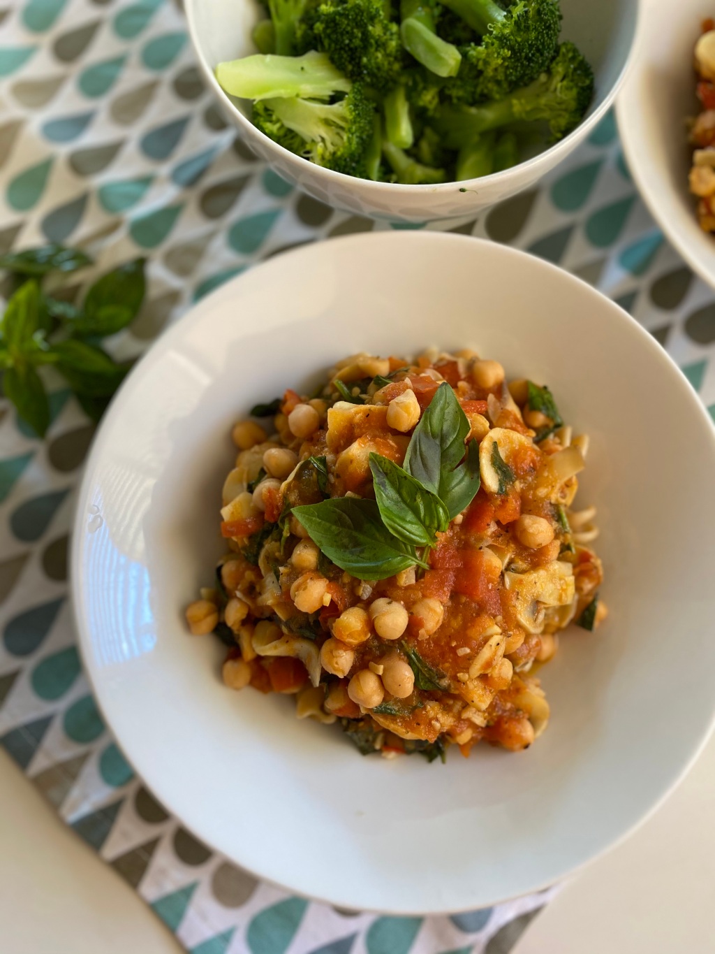 Fresh basil, tomatoes and chickpeas pasta